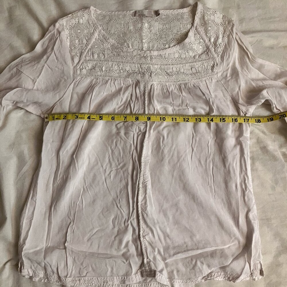 Flowy Prana blouse with lace detail